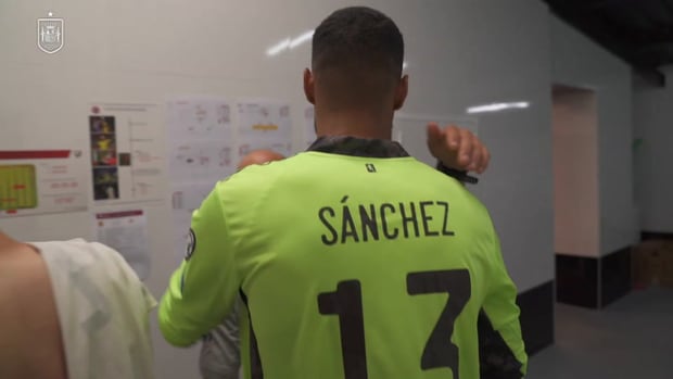Behind the scenes: Spain teammates congratulate Robert Sánchez for his debut